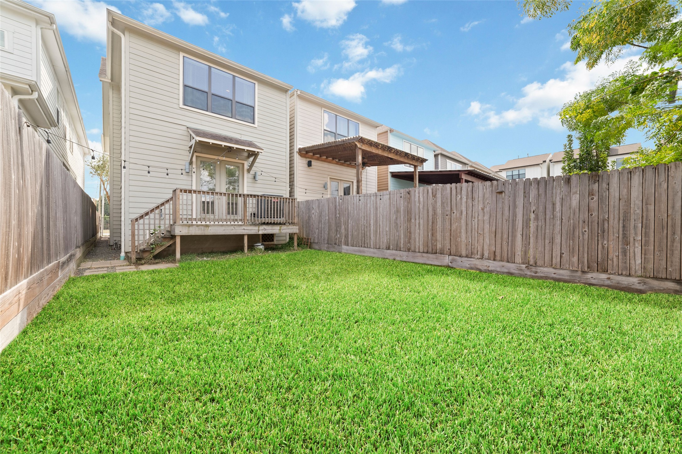 1917 West 15th Street, Unit A Houston, TX 77008 - Photo 28 of 34 a backyard of a house with a garden and deck