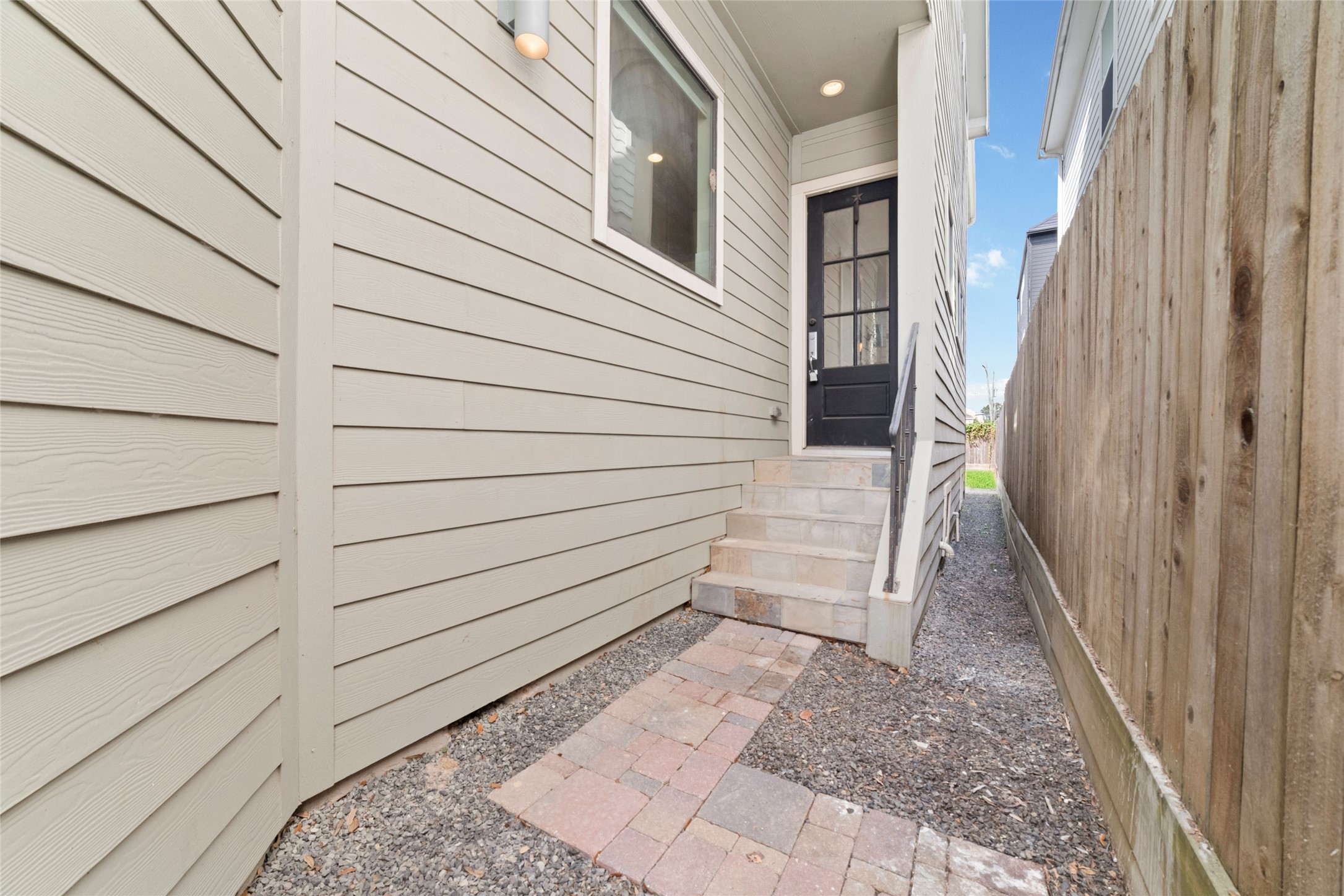 1917 West 15th Street, Unit A Houston, TX 77008 - Photo 3 of 34 a view of a house with a door