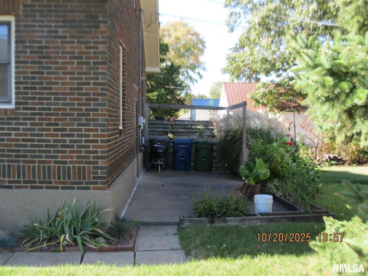 414 North 3rd Street Clinton, IA 52732 - Photo 3 of 13