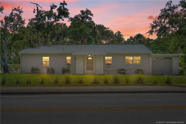 a view of a back yard