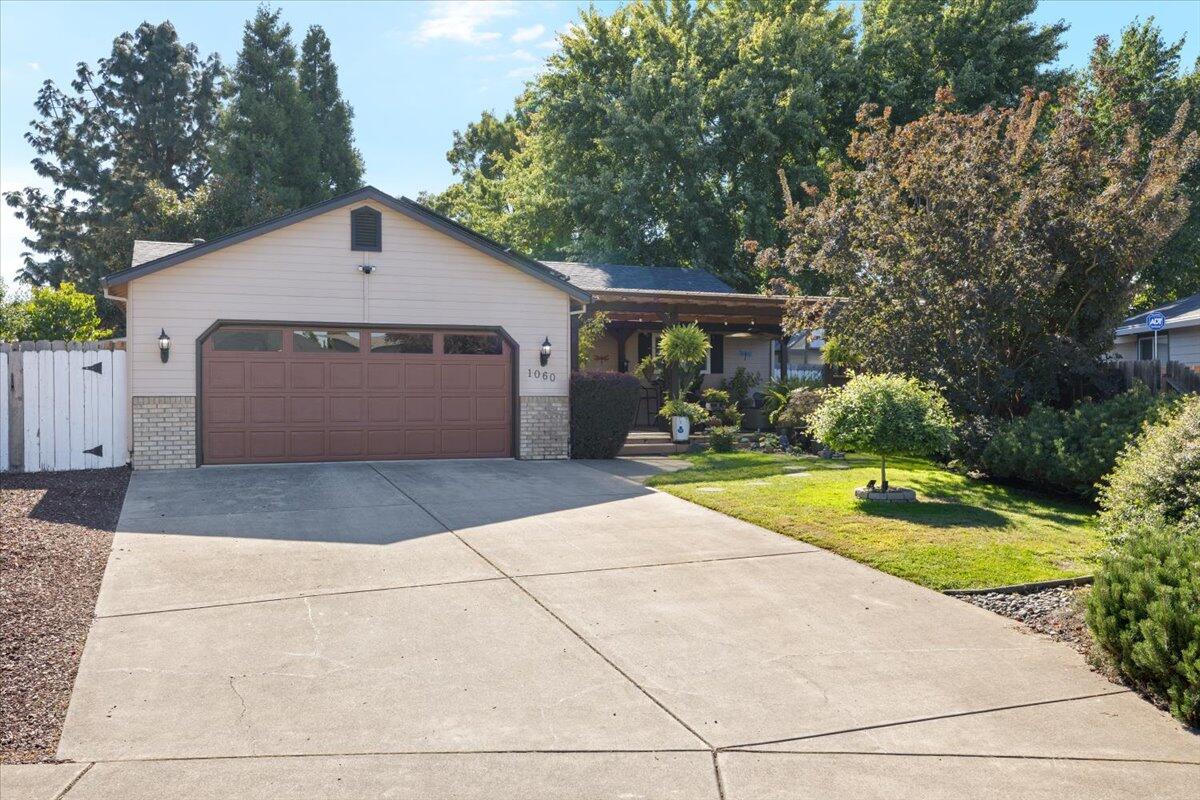 1060 Hopkins Road Central Point, OR 97502 - Photo 2 of 27 02-CI_6195