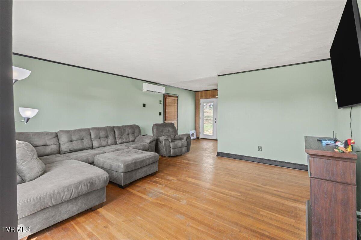 208 Lynfield Road Bristol, TN 37620 - Photo 6 of 30 06-128A7608