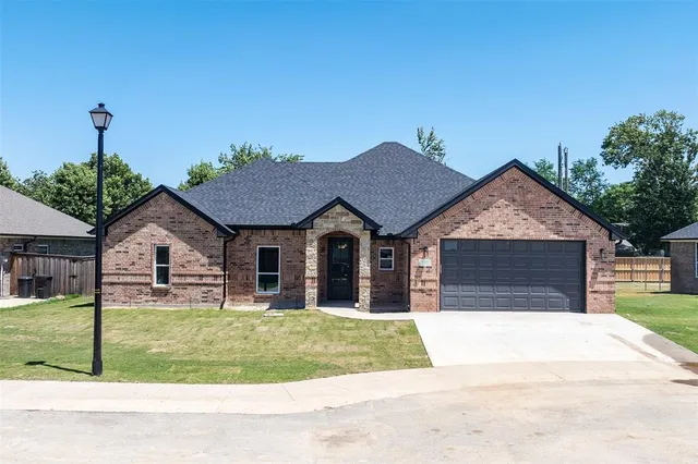$349,500 | 717 Cobblestone Circle, Mabank, TX 75147
