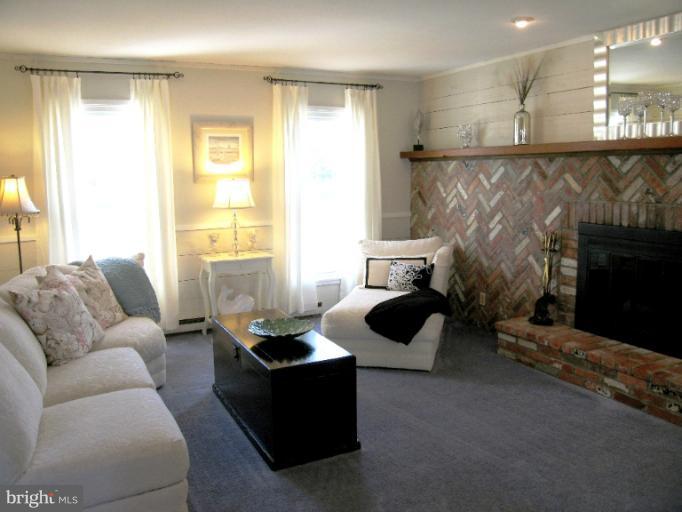 1904 Cox Neck Road Chester, MD 21619 - Photo 21 of 30 Living Room