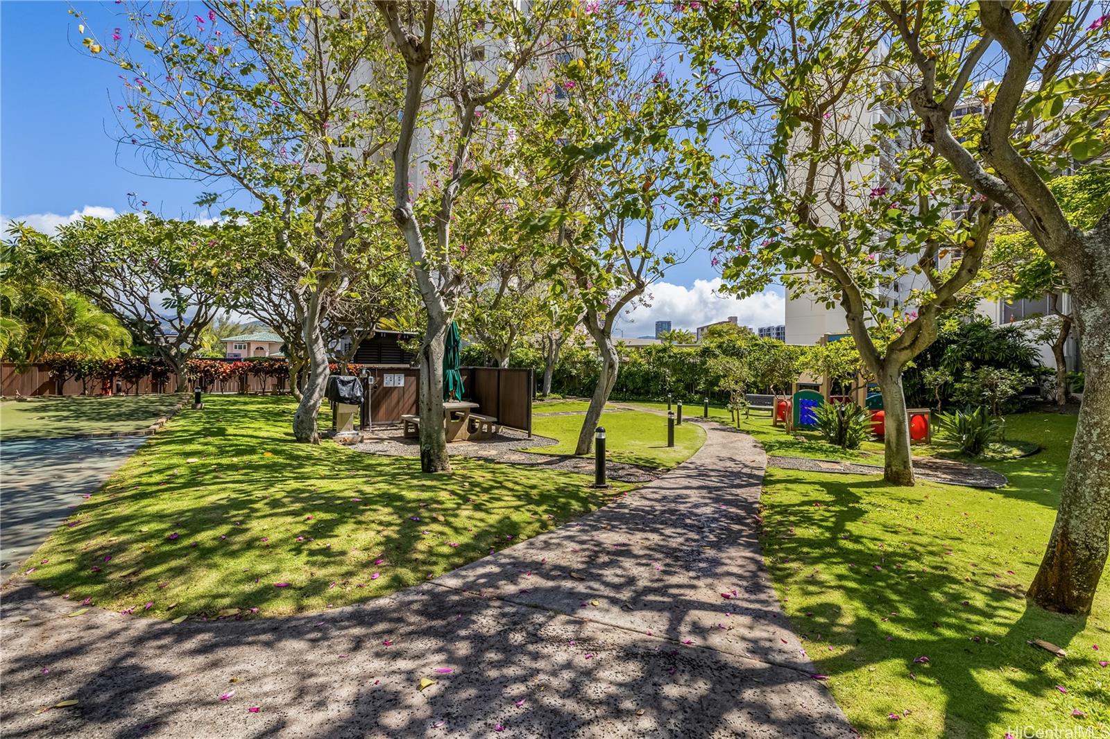 990 Ala Nanala Street, Unit 17A Honolulu, HI 96818 - Photo 15 of 24 a view of a park with large trees
