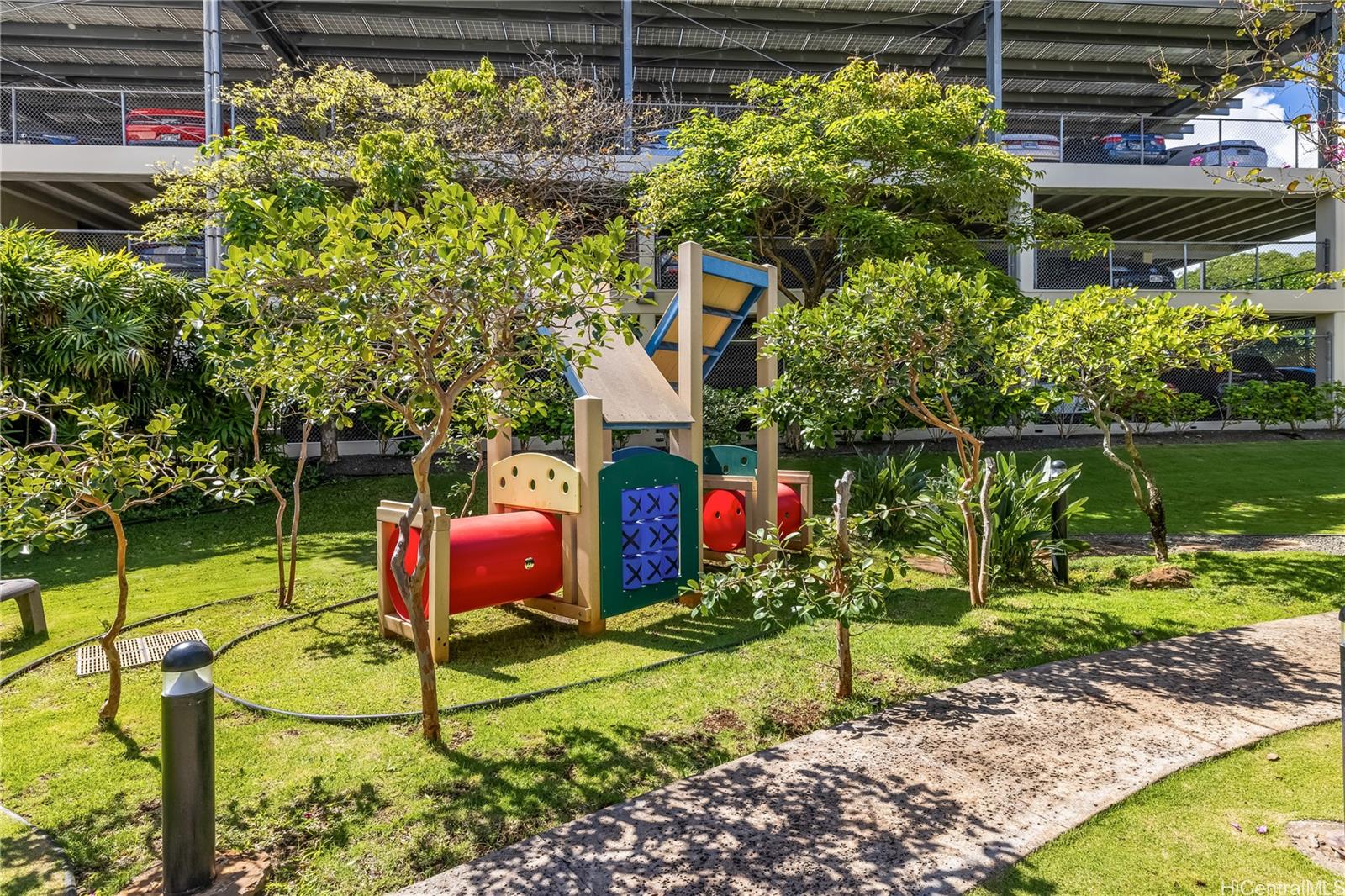 990 Ala Nanala Street, Unit 17A Honolulu, HI 96818 - Photo 16 of 24 a view of a backyard