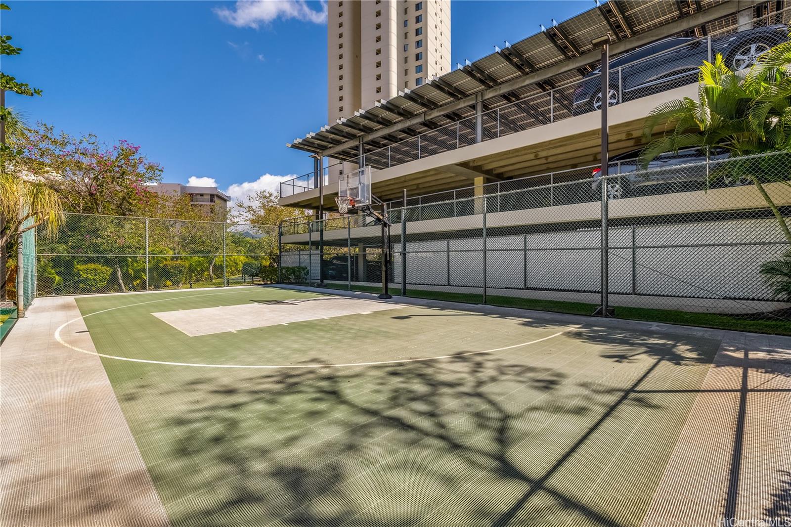 990 Ala Nanala Street, Unit 17A Honolulu, HI 96818 - Photo 17 of 24 a view of a backyard