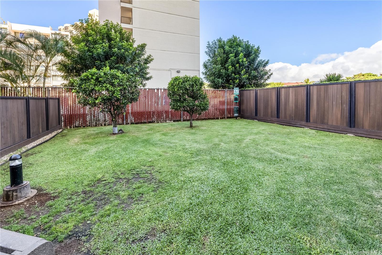 990 Ala Nanala Street, Unit 17A Honolulu, HI 96818 - Photo 19 of 24 a view of a backyard with a garden and trees