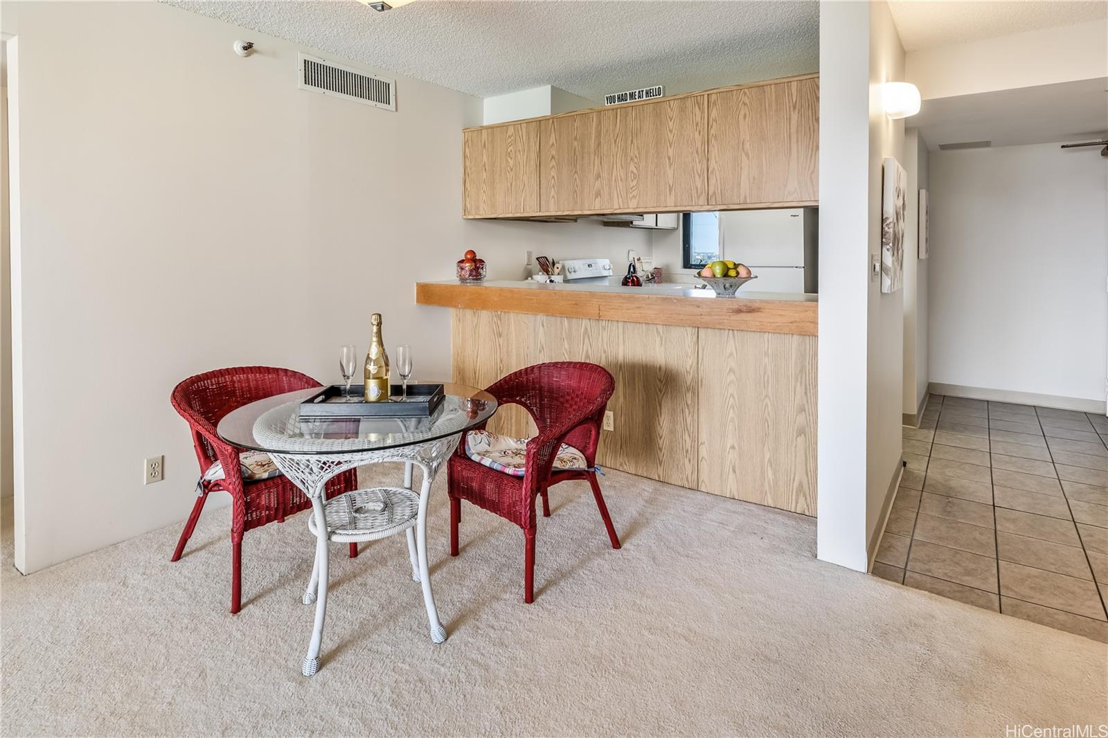 990 Ala Nanala Street, Unit 17A Honolulu, HI 96818 - Photo 8 of 24 a table and chairs in a kitchen
