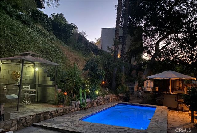 a view of a yard in front of house