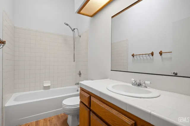 a view of empty room with window