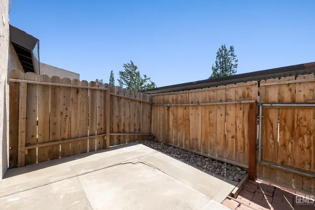 a view of a back yard of the house