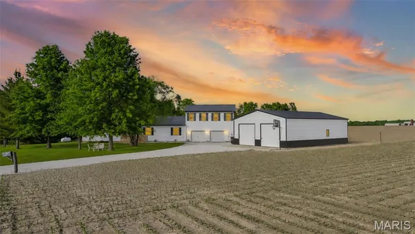 $415,000 | 367 Northwest 175 Avenue, Carrollton, IL 62016