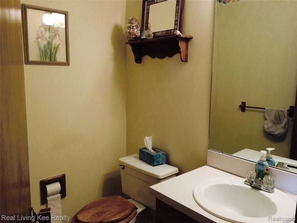 879 Augusta Drive Rochester, MI 48309 - Photo 13 of 37 Half Bath.jpg