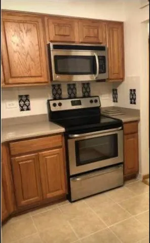 $215,000 | 1125 Pleasant Run Drive, Unit 807, Wheeling, IL 60090