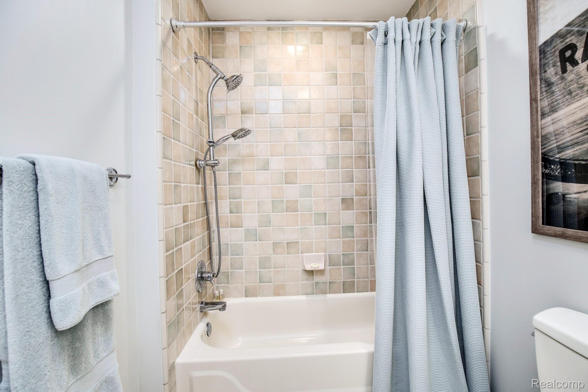 7256 Forest Way Drive Brighton, MI 48116 - Photo 29 of 42 Full bath #2