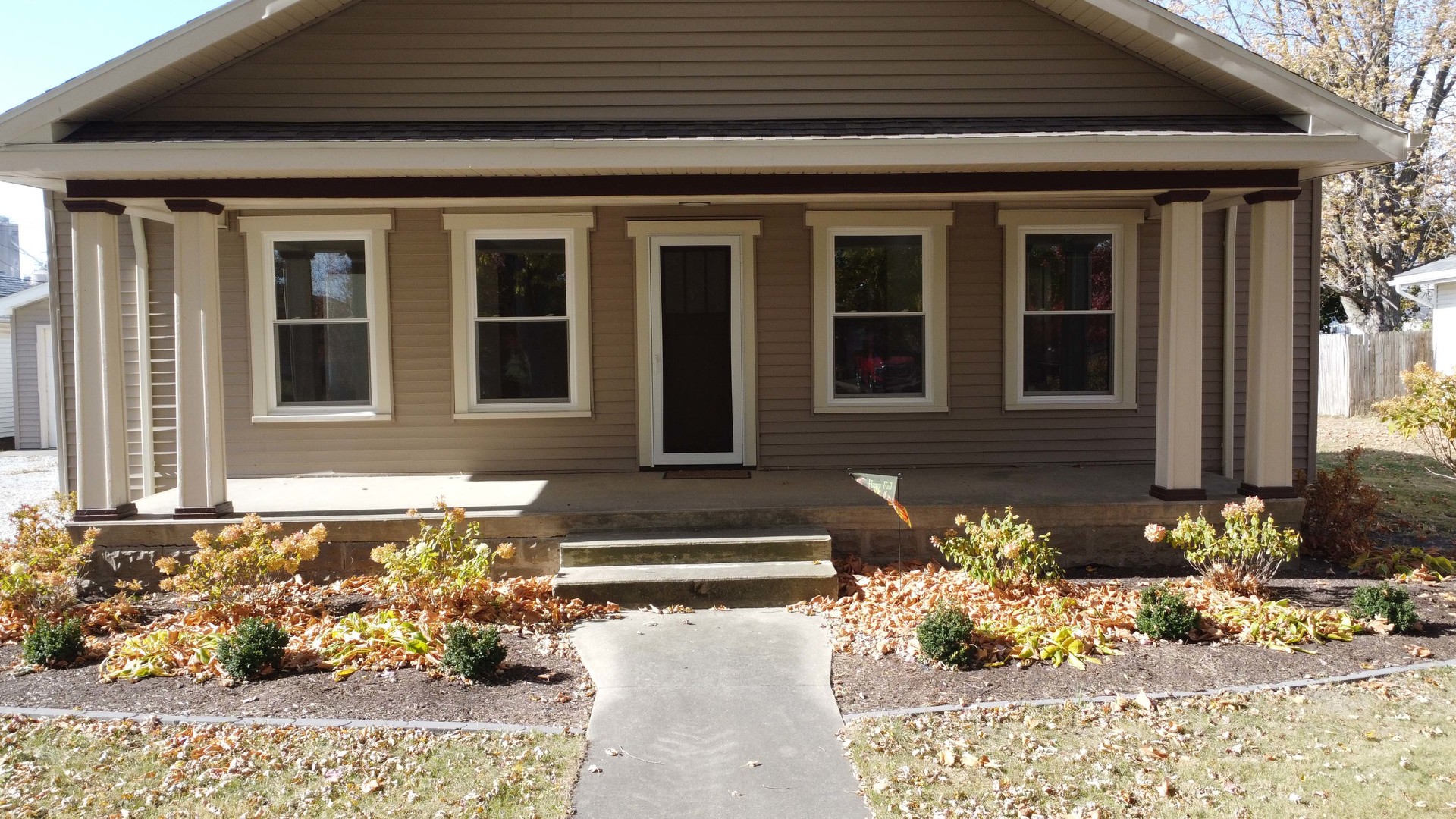 618 South Thomas Street Gilman, IL 60938 - Photo 2 of 38 front view of a house
