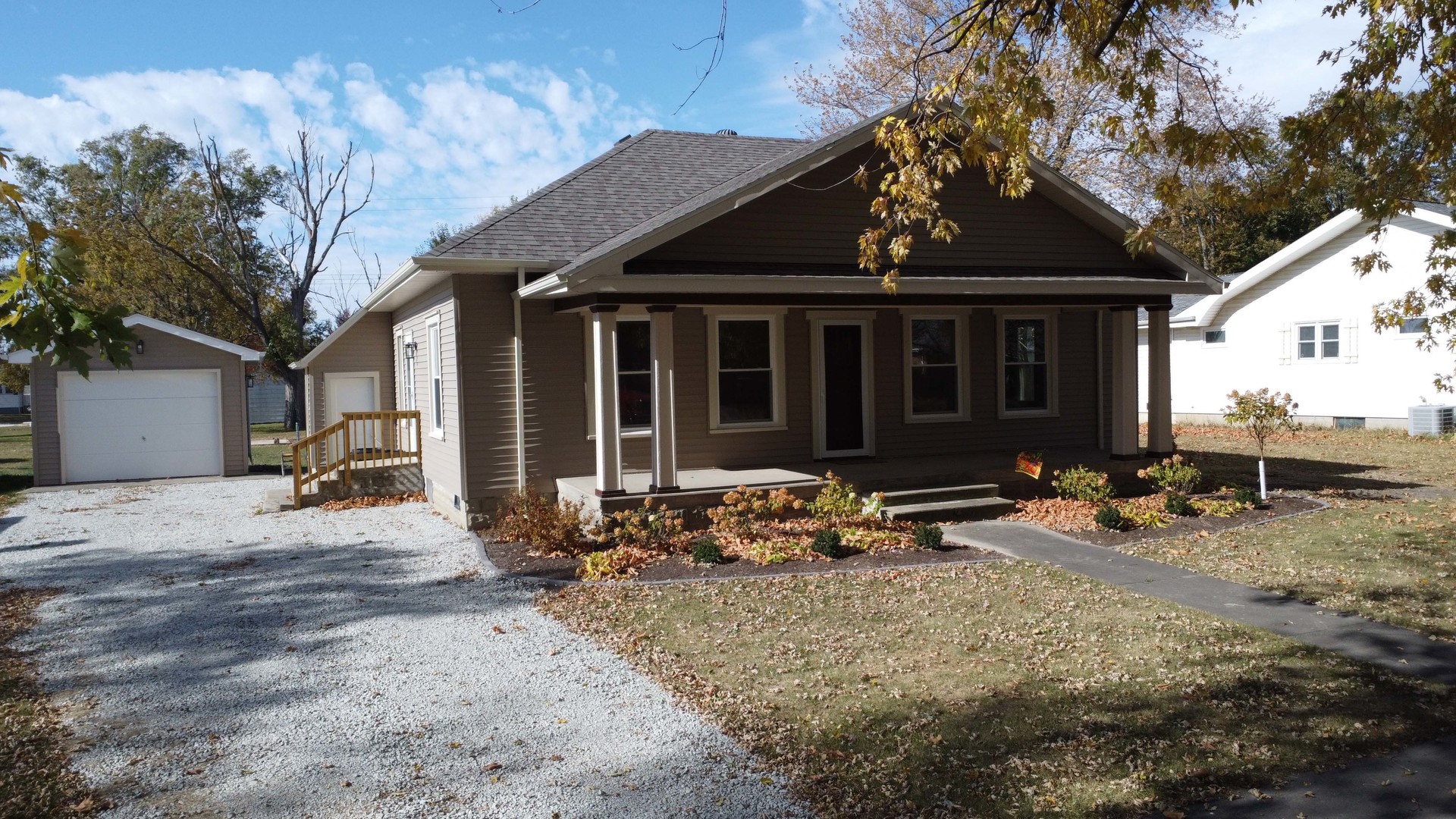 618 South Thomas Street Gilman, IL 60938 - Photo 3 of 38 a view of a house with backyard and sitting area