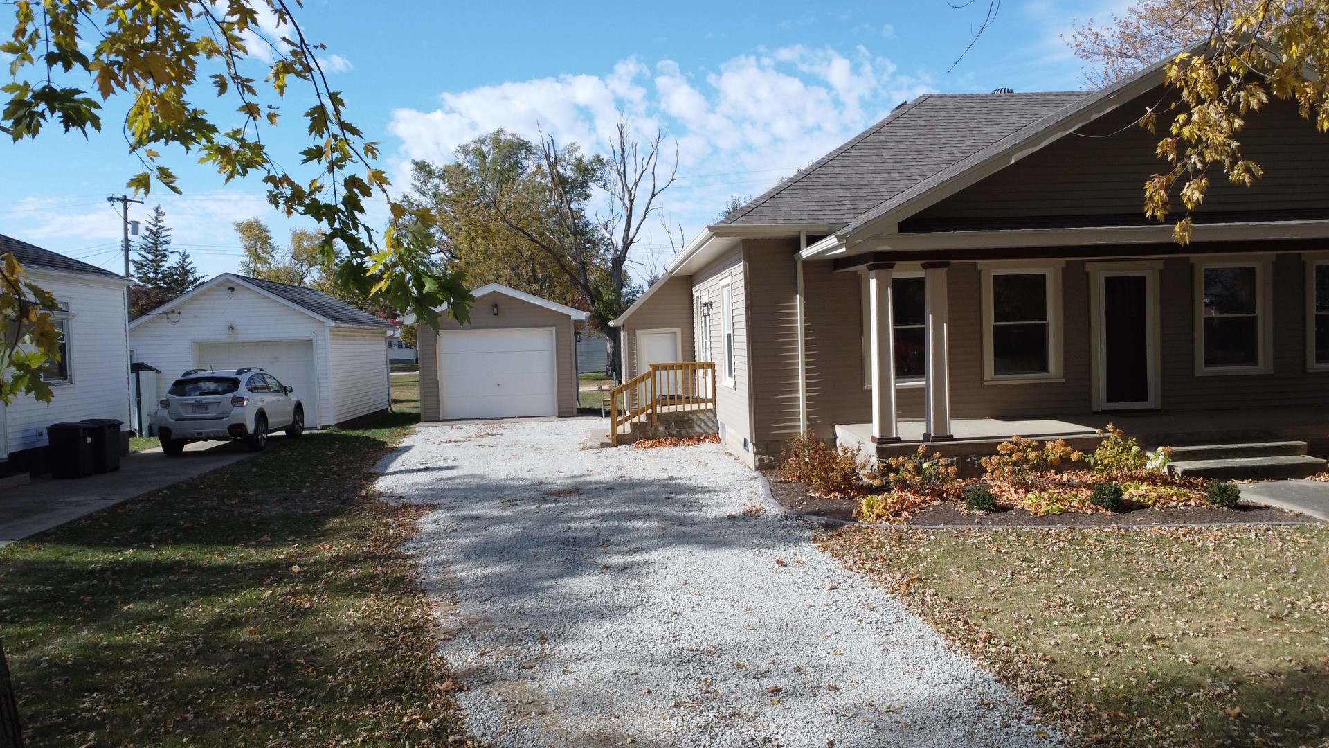 618 South Thomas Street Gilman, IL 60938 - Photo 4 of 38 a front view of a house with garden