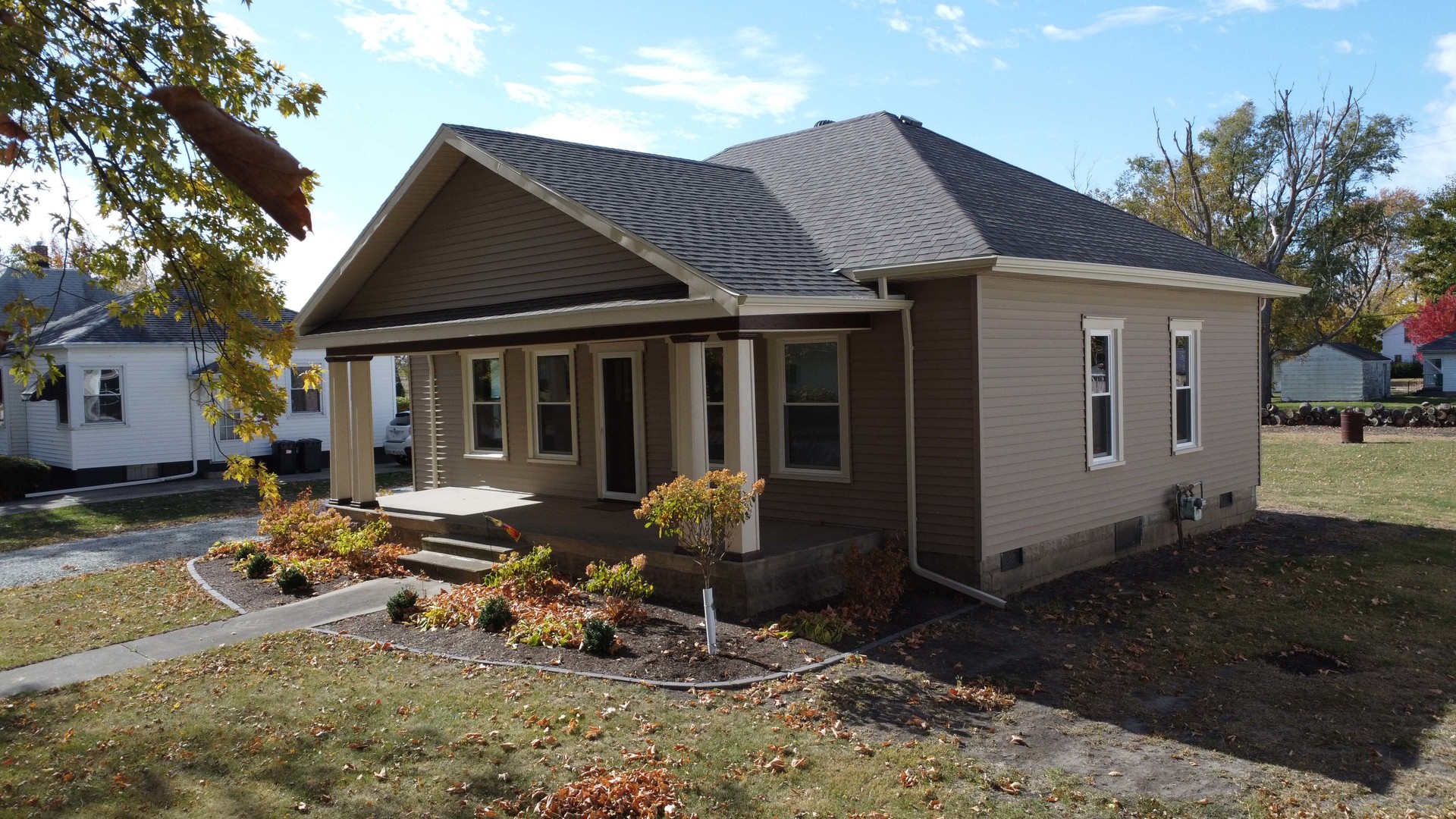 618 South Thomas Street Gilman, IL 60938 - Photo 5 of 38 a front view of a house with outdoor seating