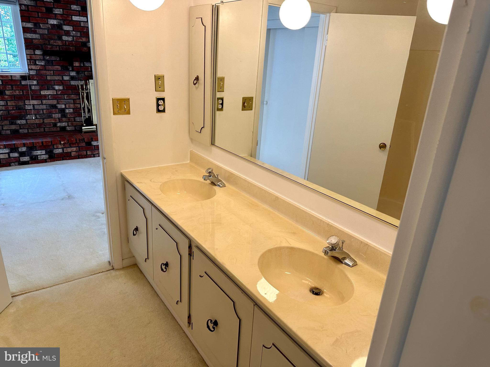 7910 Ellet Road Springfield, VA 22151 - Photo 22 of 47 Primary Bath