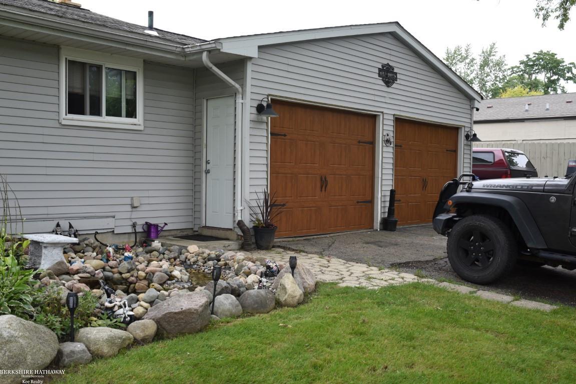 52 Crescent Road Waterford, MI 48327 - Photo 3 of 33 Gallery Image 3
