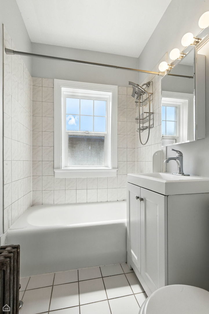 6214 North Mozart Street, Unit 3E Chicago, IL 60659 - Photo 9 of 13