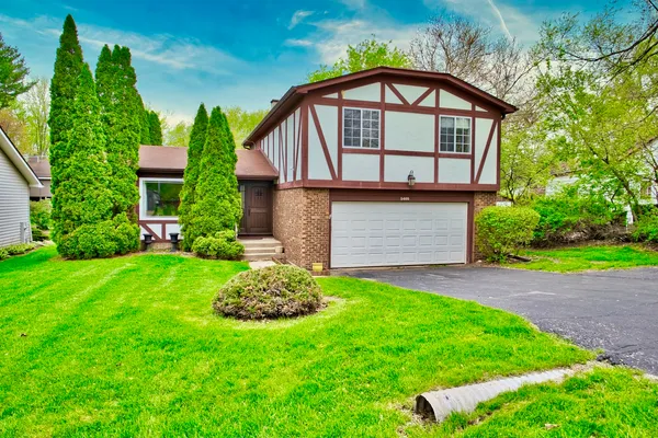 $299,500 | 5405 Burwood Road, Oakwood Hills, IL 60013
