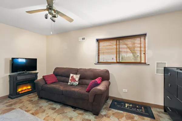 $300,000 | 313 Huntington Drive, McHenry, IL 60050
