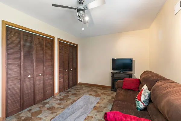 $300,000 | 313 Huntington Drive, McHenry, IL 60050