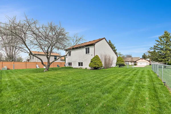 $300,000 | 313 Huntington Drive, McHenry, IL 60050
