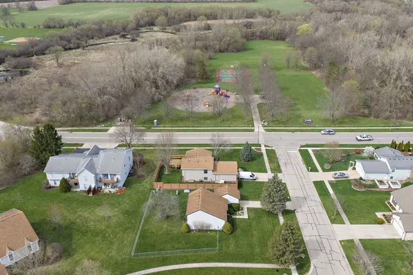 $300,000 | 313 Huntington Drive, McHenry, IL 60050