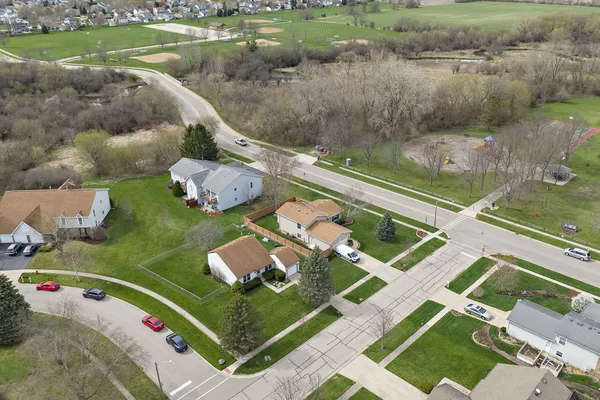 $300,000 | 313 Huntington Drive, McHenry, IL 60050