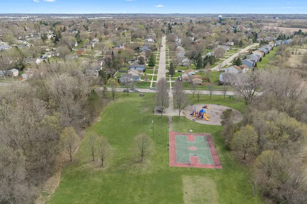 $300,000 | 313 Huntington Drive, McHenry, IL 60050