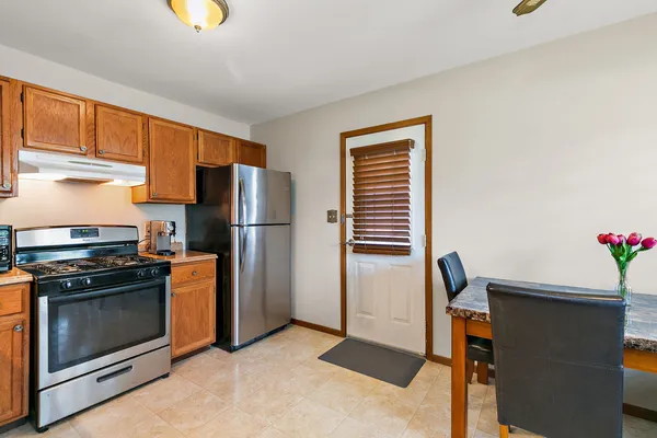 $300,000 | 313 Huntington Drive, McHenry, IL 60050