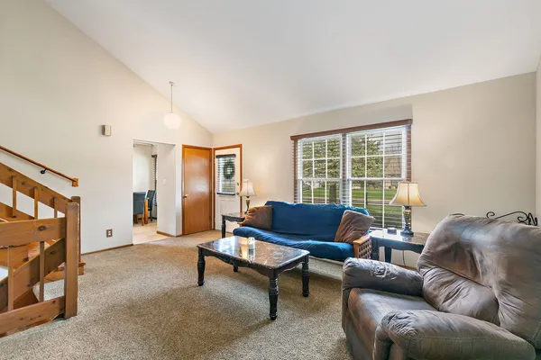 $300,000 | 313 Huntington Drive, McHenry, IL 60050