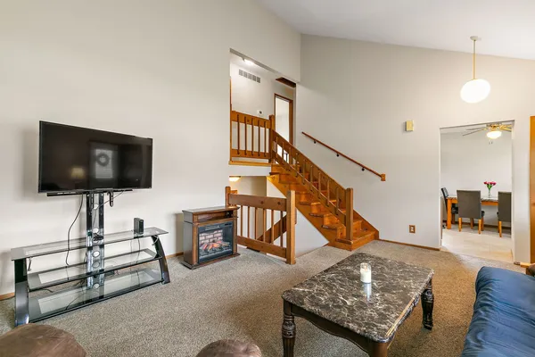 $300,000 | 313 Huntington Drive, McHenry, IL 60050