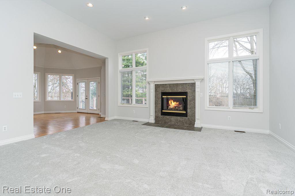 85 Orchardale Drive Rochester, MI 48309 - Photo 9 of 38 SPACIOUS Great Room with NEW Carpet