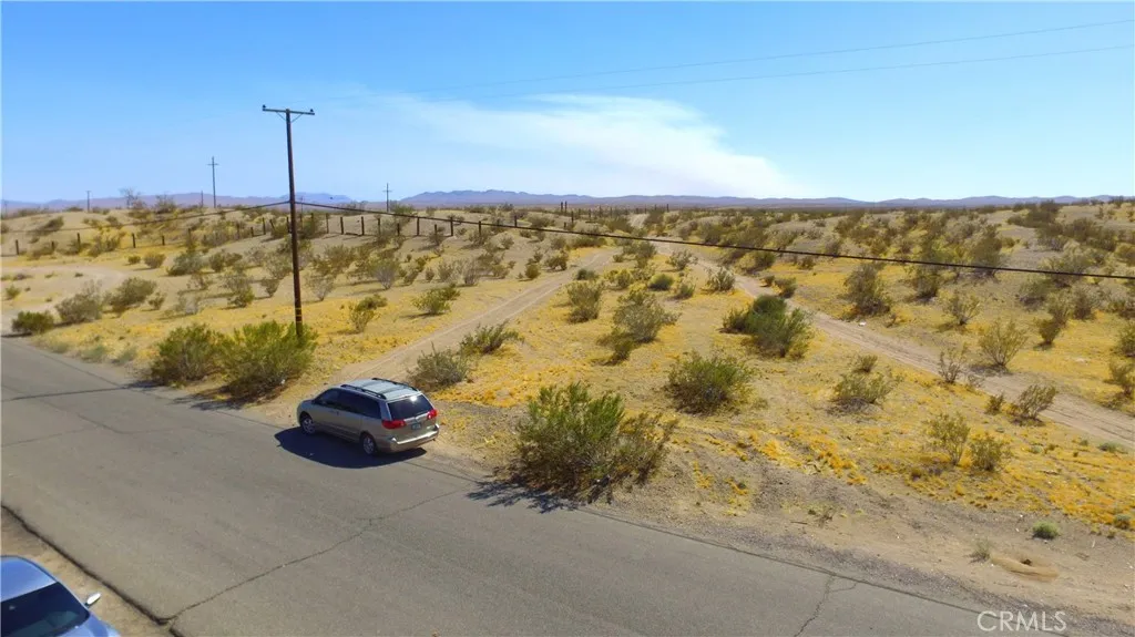 42424148 Armory Road Barstow, CA 92311 - Photo 5 of 22 a view of a room with an empty space