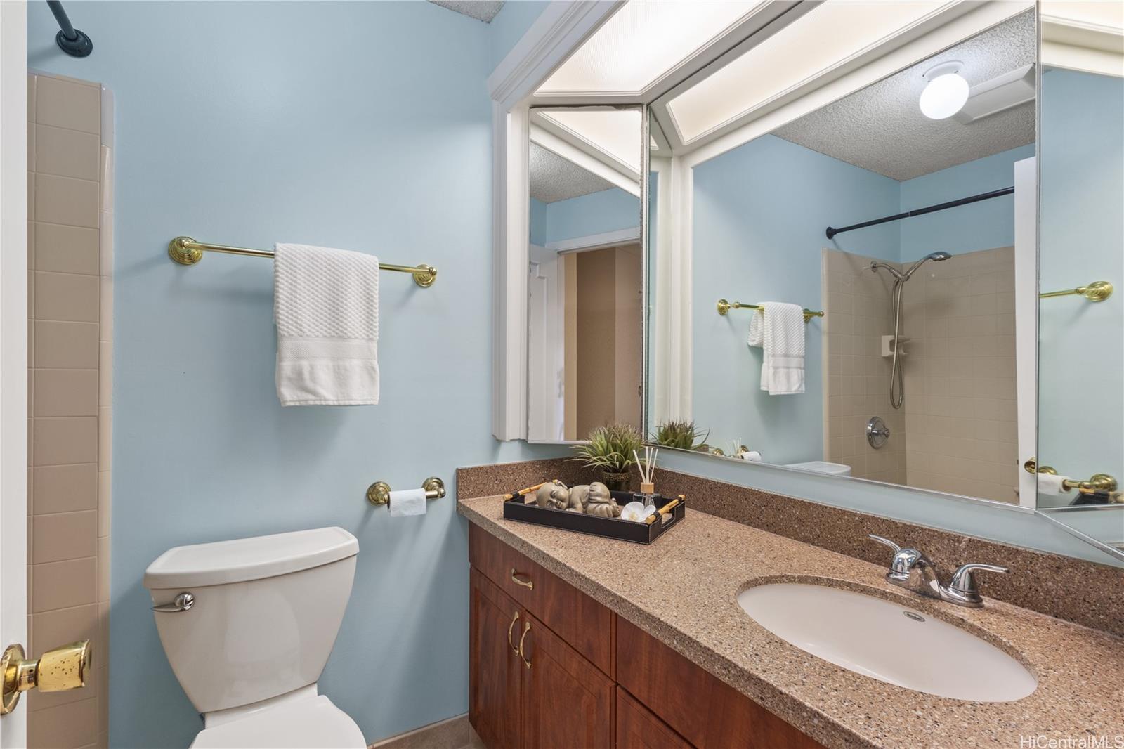 444 Lunalilo Home Road, Unit 123 Honolulu, HI 96825 - Photo 16 of 20 Hall bath