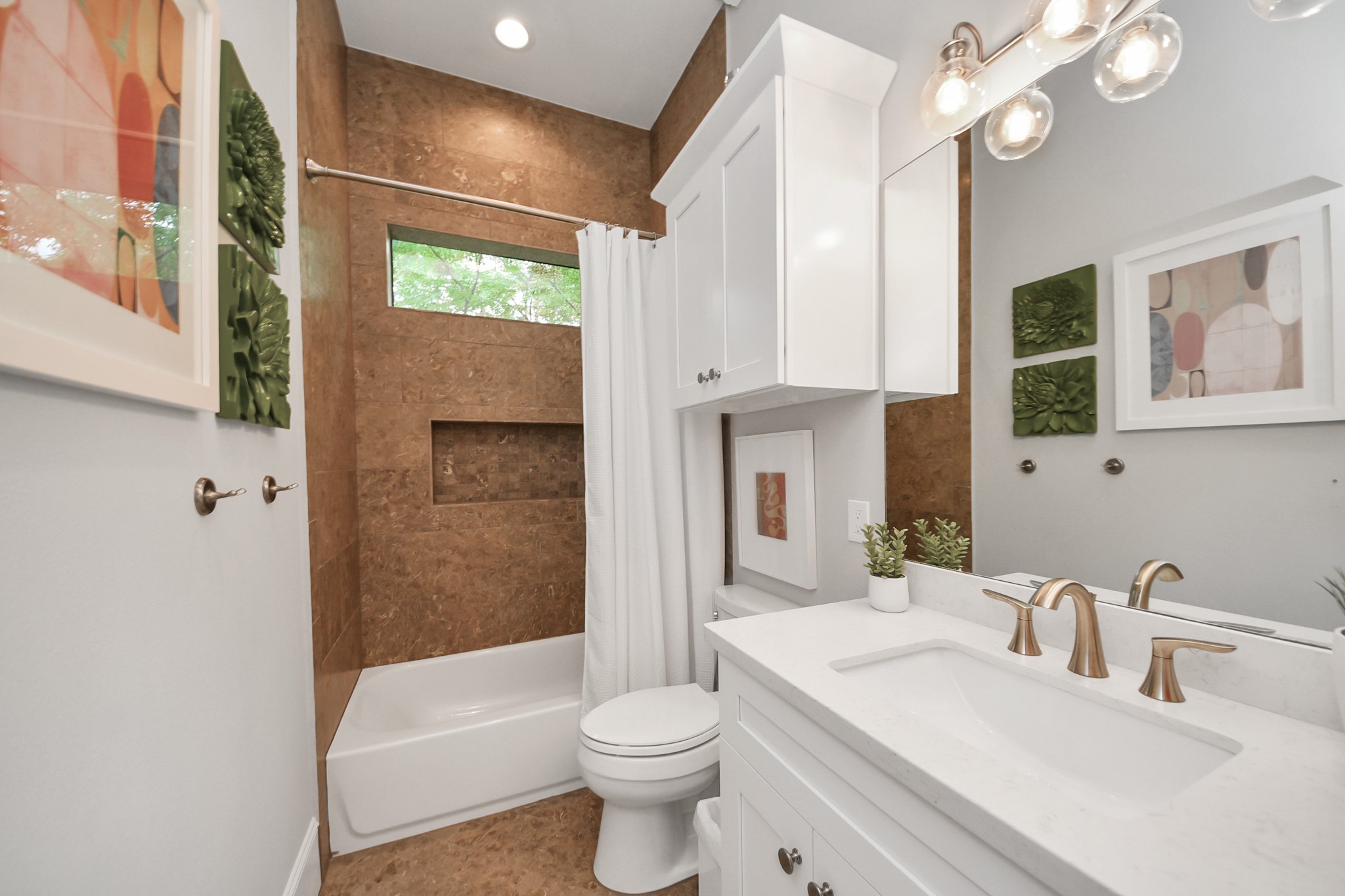 2765 Freund Street Houston, TX 77003 - Photo 28 of 44 Experience comfort in the third-floor guest ensuite, featuring a tub/shower combo and ample storage.