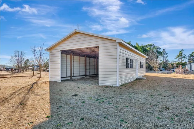 a view of a house with backyard