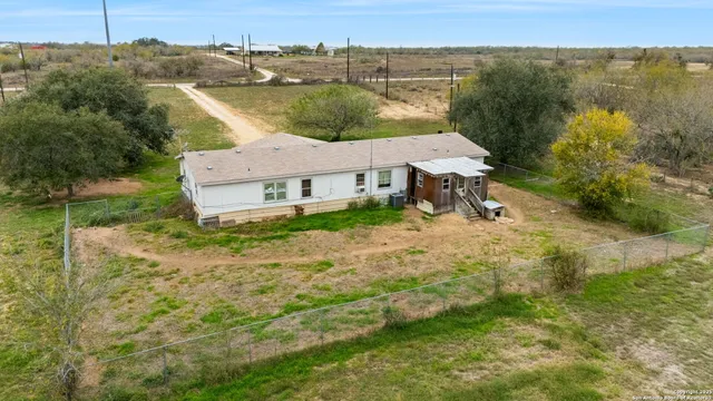 $350,000 | 300 County Road 307, Floresville, TX 78114