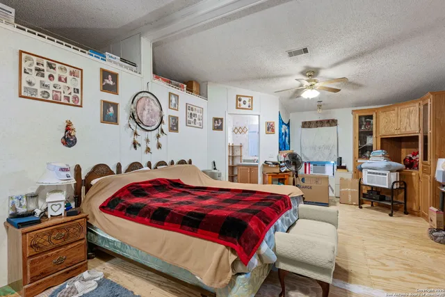 $350,000 | 300 County Road 307, Floresville, TX 78114