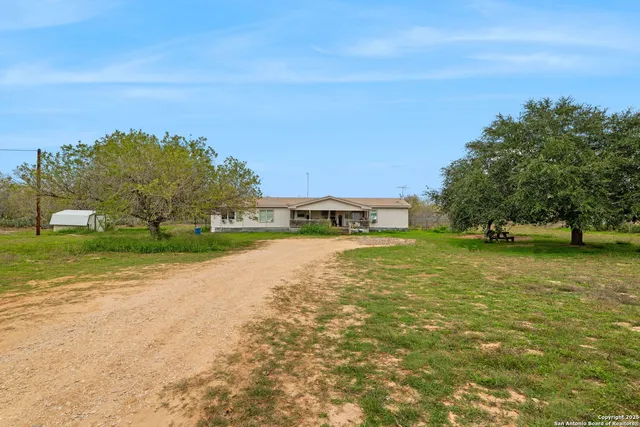 $350,000 | 300 County Road 307, Floresville, TX 78114