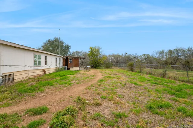 $350,000 | 300 County Road 307, Floresville, TX 78114