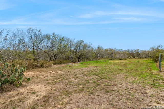 $350,000 | 300 County Road 307, Floresville, TX 78114