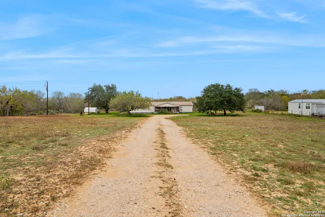 $350,000 | 300 County Road 307, Floresville, TX 78114