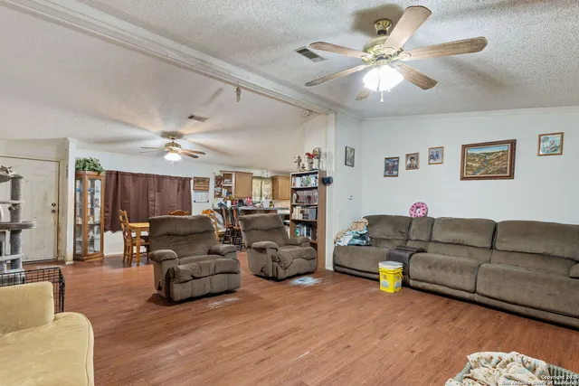 $350,000 | 300 County Road 307, Floresville, TX 78114