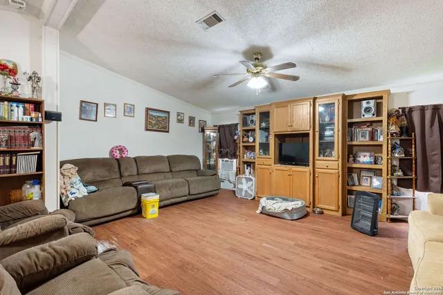 $350,000 | 300 County Road 307, Floresville, TX 78114